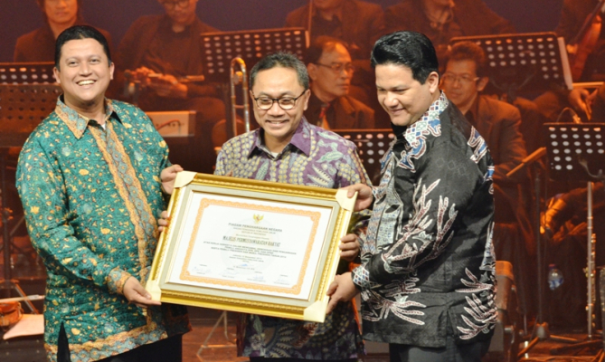 Ketua Bawaslu RI, Muhammad bersama Ketua KPU RI, Husni Kamil Manik menyerahkan piagam penghargaan Bawaslu Award 2014 kepada Ketua MPR RI periode 2014-2019, Zulkifli Hasan