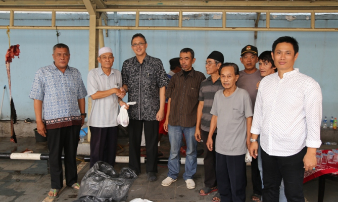  Penyerahan secara simbolis oleh Kepala Biro Administrasi Adhi Santoso bersama Kepala Bagian Umum Dirja Abdul Kadir, Kepala Sub Bagian Ari Susanto Rumah Tangga Kepada Dewan  Kemakmuran Masjid Al - Fuqron yang nantinya di berikan kepada fakir miskin, Jumat (25/9.)  