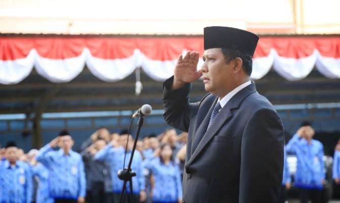 Pimpinan Bawaslu Nasrullah bertindak sebagai Inspektur Upacara Kemerdekaan HUT RI ke-69