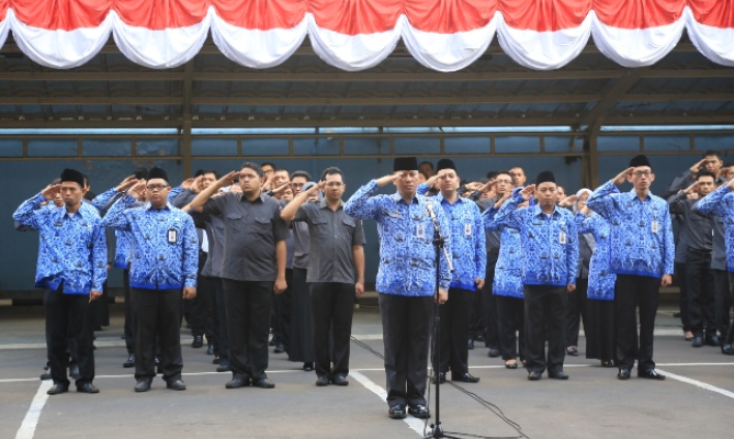Peserta upacara HUT Kemerdekaan RI ke-69 di lingkungan Setjen Bawaslu.