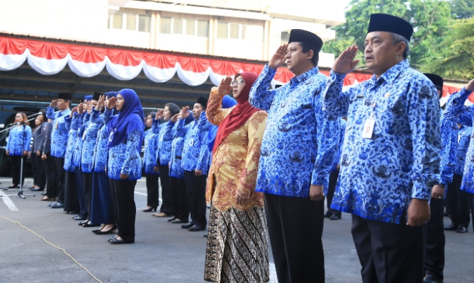 Hadir Ketua Bawaslu Muhammad, Pimpinan Bawaslu Endang Wihdatiningtyas, dan Sekjen Bawaslu Gunawan Suswantoro dalam upacara HUT RI ke-69