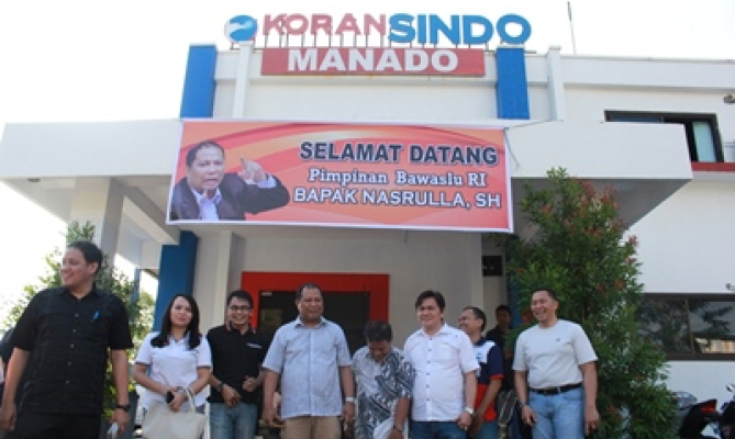 Pimpinan Bawaslu RI Nasrullah dan Pimpinan Bawaslu Sulut mengunjungi dan berdikusi di Kantor Redaksi Koran Sindo di Manado 