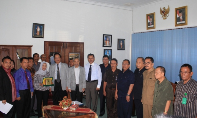 Foto bersama jajaran PTTUN Medan dengan Bawaslu Sumut 