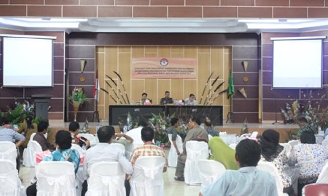 Ketua Bawaslu Maluku Utara Sultan Alwan dan Tenaga Ahli Bawaslu DR Mulyadi menjadi nara sumber sosialisasi tatap muka dalam rangka pengawasan Pilkada di Kabupaten Halmahera Barat bertempat di kantor Bupati Halmahera Barat, Senin (15/6). Moderator Kasubag Humas Bawaslu RI Raja Monang Silalahi. 