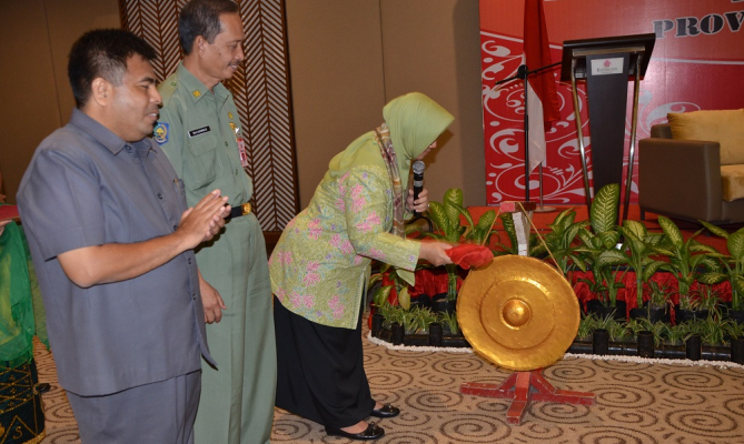 Pemukulan gong yang dilakukan Pimpinan Bawaslu RIEndang Wihdatiningtyas didampingi Asisten I Bidang Pemerintahan Pemerintah Provinsi Kalimantan Selatan Suharjo dan Ketua Bawaslu Provinsi Kalimantan Selatan Mahyuni sebagai tanda pembukaan Rapat Koordinasi.