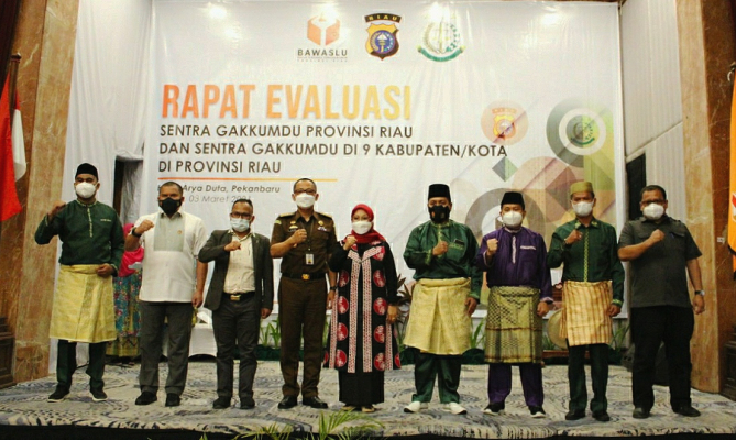 Anggota Bawaslu Ratna Dewi Pettalolo berphoto bersama dengan jajaran Sentra Penanganan Pelanggaran Hukum Terpadu (Sentra Gakkumdu) usai pembukaan Rapat Evaluasi Sentra Gakkumdu bawaslu kabupaten dan kota se-provinsi Riau, di Pekanbaru. 