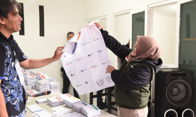 Anggota Bawaslu Lolly Suhenty memeriksa surat suara yang diterimanya di TPS
