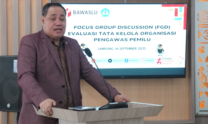 Anggota Bawaslu Herwyn JH Malonda dalam diskusi tata kelola organisasi pengawas pemilu di Universitas Lampung, Selasa (16/9/2025).
