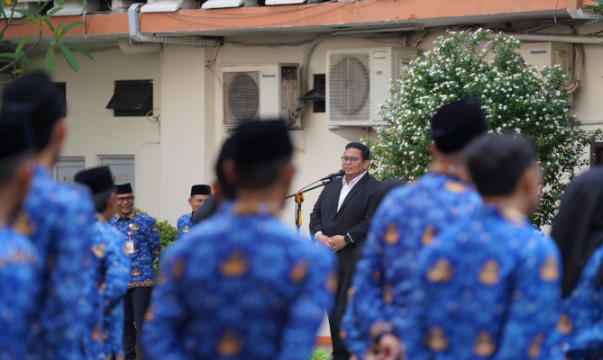 Ketua Bawaslu Rahmat Bagja (jas hitam) memberikan arahan kepada staf di lingkungan kesetjenan Bawaslu.