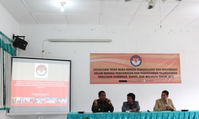 Walikota Pematang Siantar Hulman Sitorus dan Pimpinan Bawaslu RI Nelson Simanjuntak memberikan arahan dalam rangka sosialisasi tatap muka dan pendidikan pengawasan Pemilukada di Pematang Siantar 