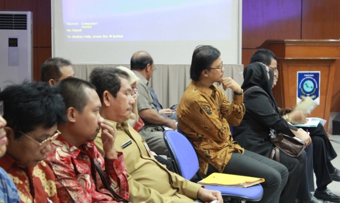 Pimpinan Bawaslu RI Daniel Zukhron serius mendengarkan rapat kerja Komisi II DPR RI dengan jajaran Pemprov Kepulauan Bangka Belitung, Senin (21/3) 