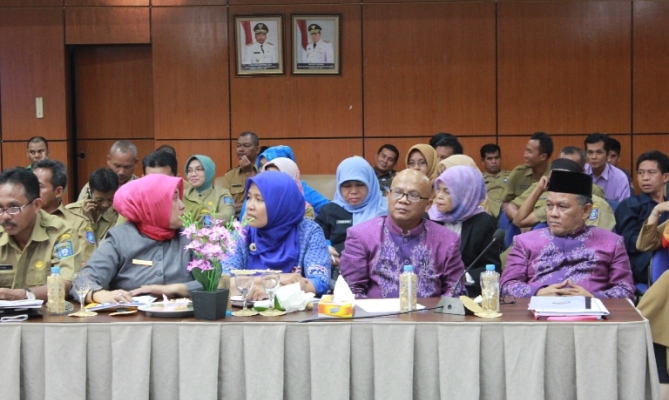 Pimpinan Bawaslu Kepulauan Bangka Belitung memberikan penjelasan dan klarifikasi kepada Komisi II DPR RI terkait evaluasi Pilkada Babel 2015
