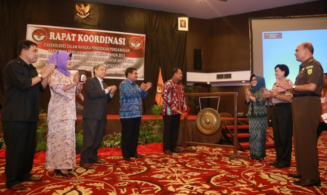 Pimpinan Bawaslu RI Nasrullah membuka secara resmi rapat kordinasi stakeholders dalam rangka pendidikan partisipatif pemilihan kepala daerah tahun 2015, 14-16 september 2015, di hotel Bumi Minang, Padang.