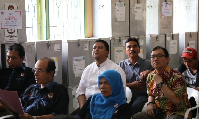 Ketua Bawaslu RI bersama Bawaslu Provinsi Bengkulu menyaksikan langsung Proses rekapitulasi surat suara Pilpres tahun 2014 di Kecamatan Teluk Segara Kota Bengkulu (13/7).