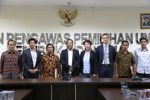 Anggota Bawaslu RI, Nasrullah dan Nelson Simanjuntak Foto bersama Tim Reviu AEISP ICR setelah melakukan dialog