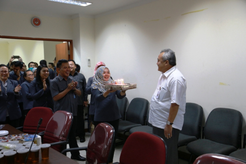 Para Pegawai Sekretariat Jenderal Bawaslu RI Menyerahkan Kue Ulang Tahun Kepada Gunawan Suswantoro, Sekretaris Jenderal Bawaslu, Selasa (30/6) di Ruang Rapat Lt. IV Gedung Bawaslu RI. 