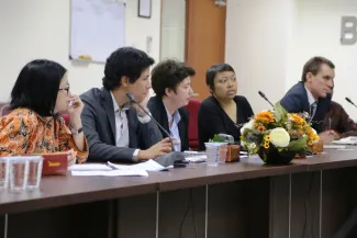 Bersama Penerjemah Bahasa, Ketua Tim AEISP ICR, Martine Van de Velde menyimak penjelasan Pimpinan Bawaslu RI