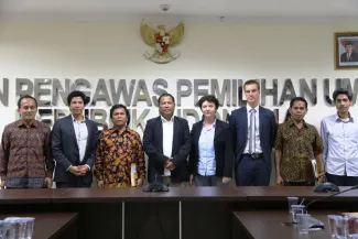 Anggota Bawaslu RI, Nasrullah dan Nelson Simanjuntak Foto bersama Tim Reviu AEISP ICR setelah melakukan dialog