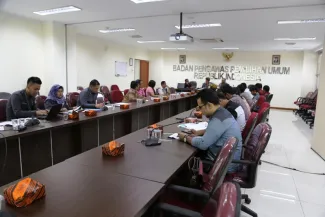 Suasana Forum dalam Kegiatan Sarasehan Strategi Sosialisasi Pengawasan Partisipatif Menuju Pemilukada Tahun 2015