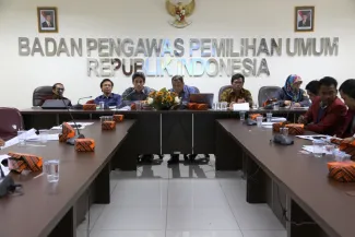 Sesi Tanya Jawab dalam Diskusi bersama 4 Pimpinan Bawaslu RI 