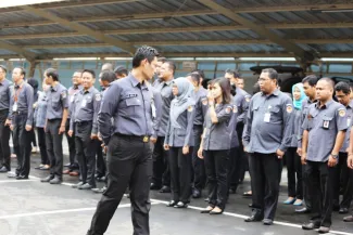 Pemeriksaan barisan oleh Kabag Umum 