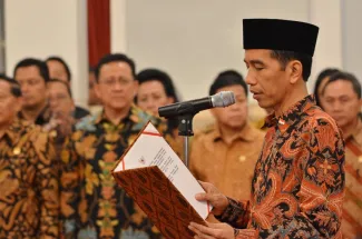 Presiden Joko Widodo  membacakan sumpah jabatan Duta Besar Indonesia untuk Arab Saudi, AM. Fachir sebagai Wakil Menteri Luar Negeri (Wamenlu), dan Kepala Badan Pengawasan Keuangan dan Pembangunan (BPKP) Mardiasmo sebagai Wakil Menteri Keuangan.