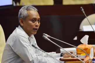 Wakil Ketua Komisi II DPR RI Arif Wibowo pada saat memimpin Rapat Dengar Pendapat antara Badan Pengawas Pemilu (Bawaslu) dan Komisi Pemilihan Umum (KPU) di Gedung DPR RI.