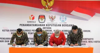 Ketua Bawaslu Abhan, Ketua KPU Arif Budiman, Anggota Dewan Pers Komisi Hukum dan Perundang - undangan Agung Dharmajaya (Kanan), Ketua KPI Agung Supriono (Kanan),  melakukan Penandatanganan Keputusan Bersama Antara Komisi Pemilihan Umum (KPU), Komisi Penyiaran Indonesia (KPI), dan Dewan Pers , Rabu (12/8/2020). Keputusan bersama dilakukan dalam rangka membentuk Gugus Tugas Pengawasan dan Pemantauan Pemberintaan, Penyiaran, dan Iklan Kampanye Pilkada 2020 melalui media masa.