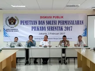 Pimpinan Bawaslu RI  Nelson Simanjuntak saat menjadi narasumber dalam diskusi publik bertema “Pemetaan dan Solusi Permasalahan Pilkada Serentak 2017” di ruang pertemuan Persatuan Wartawan Indonesia (PWI) DKI Jakarta Gedung Persada Sarana Karya, Jakarta, Jum’at (03/2).