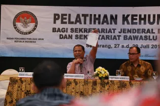 Pimpinan Bawaslu RI, Nasrullah selaku koordinator Divisi Humas dan Sosialisasi memberikan masukan dan harapan kepada peserta Pelatihan Kehumasan.