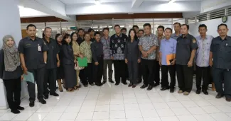 Foto bersama Ketua Bawaslu Muhammad dengan jajaran Badan Pengawas Pemilu Kalimantan Timur, Selasa (2/12)