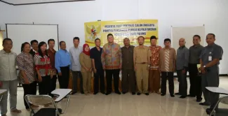 Foto bersama Ketua Bawaslu Muhammad dengan Tim Seleksi Calon Panwaslu Tana Tidung dan Peserta Calon Pengawas Pemilu Kabupaten Tana Tidung, Rabu (3/12). 