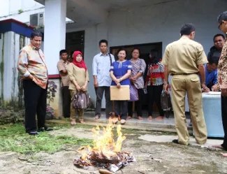 Setelah ujian, naskah soal langsung dimusnahkan di dekat lokasi ujian. Hadir Ketua Bawaslu Muhammad, menyaksikan pemusnahan tersebut.