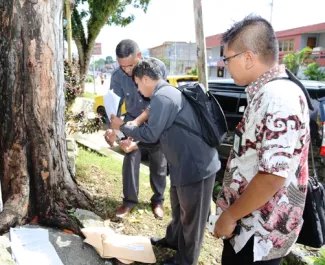 Proses pemusnahan naskah soal ujian pasca ujian yang dilakukan di Sekretariat Bawaslu Provinsi Papua Barat, Senin (15/12). 