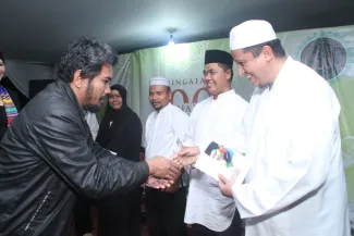 Ketua Bawaslu RI Prof. Dr. Muhammad menerima Buku Husni Kamil Manik (HKM) Kesaksian Para Saksi.