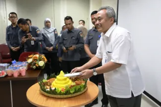 Gunawan Suswantoro Memotong Tumpeng pada Perayaan Ulang Tahunnya yang Ke-49  