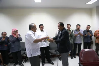 Gunawan Suswantoro, Sekretaris Jenderal Bawaslu RI Menyerahkan Potongan Nasi Tumpeng Kepada Anggota Bawaslu, Nasrullah pada Perayaan Ulang Tahunnya yang Ke-49  