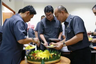 Para Pejabat Struktural di Lingkungan Sekretaris Jenderal Bawaslu RI Merayakan Ulang Tahun Sekjend Bawaslu RI, Gunawan Suswantoro sekaligus melaksanakan Buka Puasa Bersama.