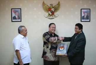 Ketua Bawaslu Muhammad bersama Sekretaris Jenderal Bawaslu RI memberikan cinderamata kepada Founder ESQ Leadship Center di Gendung Bawaslu, Rabu (2/11)