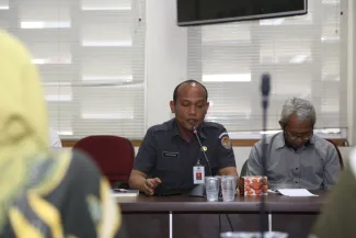 Kepala Biro Hukum, Humas dan Pengawasan Internal, Ferdinad E.T  Sirait memberikan penjelasan mengenai kepemiluan kepada  Rombongan Komisi A Dewan Perwakilan Rakyat Daerah (DPRD) Kabupaten Pekalongan.