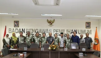 Rombongan Komisi A Dewan Perwakilan Rakyat Daerah (DPRD) Kabupaten Pekalongan dan Pejabat Struktural Sekretariat Jenderal Bawaslu berpose bersama usai melaksanakan konsultasi kepemiluan di ruang rapat lantai IV  Bawaslu RI, Selasa, (26/1).