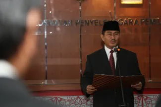 Ketua DKPP Jimly Asshiddiqie melantik dan mengambil sumpah jabatan anggota DKPP periode 2015- 2017 Endang Wihdatiningtyas, di ruang sidang DKPP, Rabu (14/1)