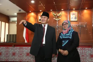 Ketua DKPP Jimly Asshiddiqie bersama Endang Wihdatiningtyas mengajak melakukan foto bersama, di ruang sidang DKPP, Rabu (14/1)