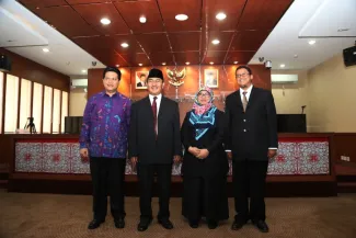 Foto bersama Ketua KPU Husni Kamil Manik, Ketua DKPP Jimly Asshiddiqie, Anggota DKPP Endang Wihdatiningtyas, dan Ketua Bawaslu Muhammad, di ruang sidang DKPP, Rabu (14/1)