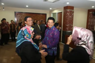 Ketua Bawaslu Muhammad dan Ketua KPU Husni Kamil Manik memberikan ucapan selamat kepada Endang Wihdatiningtyas yang telah dilantik menjadi anggota DKPP, di ruang sidang DKPP, Rabu (14/1)