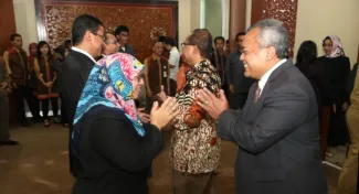 Sekretaris Jenderal Bawaslu Gunawan Suswantoro memberikan selamat atas dilantiknya Endang Wihdatiningtyas menjadi angoota DKPP periode 2015- 2017, di ruang sidang DKPP, Rabu (14/1)