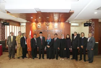 Foto bersama Ketua DKPP, Bawaslu serta anggota DKPP dan Pimpinan Bawaslu, di ruang sidang DKPP seusai pelantikan di ruang rapat DKPP, Rabu (14/1)