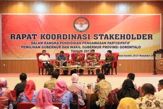 Pimpinan Bawaslu RI Endang Wihdatiningtyas saat menyampaikan materi tentang Demokrasi, Pemilu, dan Pengawasan Pemilu bersama Ketua Bawaslu Gorontalo, perwakilan Polda Gorontalo, dan Kejaksaan Tinggi Gorontalo. Dalam mensukseskan Pilkada di Provinsi Gorontalo Bawaslu RI bersama Bawaslu Provinsi Gorontalo menggelar Rapat Koordinasi Stakeholder dalam Rangka Pendidikan Pengawasan Partisipatif Pemilihan Gubernur dan Wakil Gubernur Tahun 2017 Provinsi Gorontalo, Minggu (20/11).