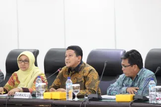 Ketua Bawaslu RI Prof. Dr. Muhammad (tengah), didampingi pimpinan Bawaslu RI, Endang Wihdatiningtyas (kanan) dan Nelson Simanjuntak (kiri) saat menyampaikan pertanyaan terkait regulasi Pilkada dan sengketa tata usaha Negara pemilihan