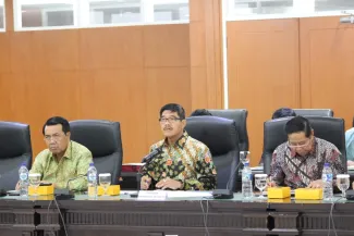 Ketua Mahkamah Agung Prof. Dr. H. Muhammad Hatta Ali, SH, MH. (tengah) didampingi pimpinan MA lainnya saat menjawab pokok pertanyaan dari pimpinan Bawaslu RI